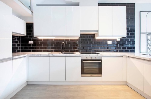 London Borough of Bromley Apartment | Palm Tree House - Angles Max