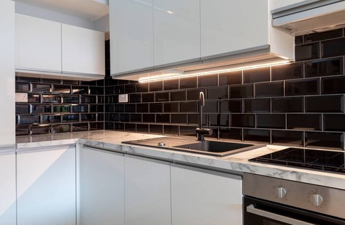 London Borough of Bromley Apartment | Palm Tree House - Angles Max