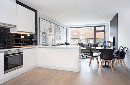 London Borough of Bromley Apartment | Palm Tree House - Angles Max