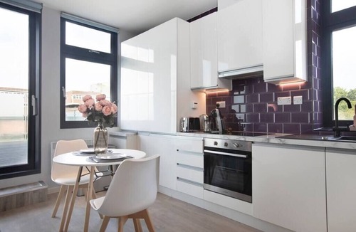 London Borough of Bromley Apartment | Palm Tree House | Candyland