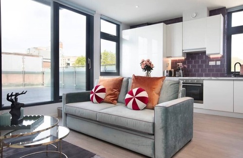 London Borough of Bromley Apartment | Palm Tree House | Candyland