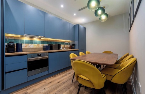 London Borough of Bromley Apartment | Palm Tree House | Van Gogh