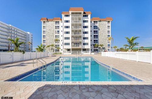 South Island Condo | Palm Trees and Tropical Breezes! 2B/2B Island Vacation Condo Beachside w/Large Pool At Discounted Price!