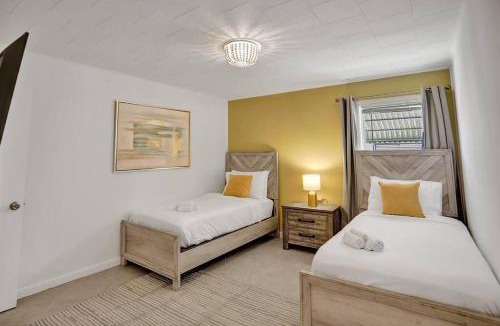 Southwest Apartment | Palm Wave Says - 5 Star - Quiet Area - Stocked