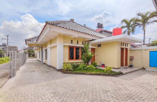 Klaten Selatan House | Palma Family Hall Klaten I Fun open concept house in central Klaten
