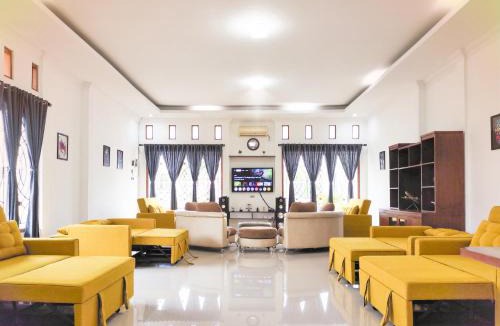 Klaten Selatan House | Palma Family Hall Klaten I Fun open concept house in central Klaten