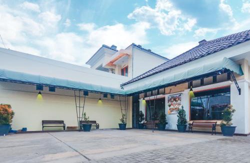 Klaten Selatan House | Palma Family Hall Klaten I Fun open concept house in central Klaten