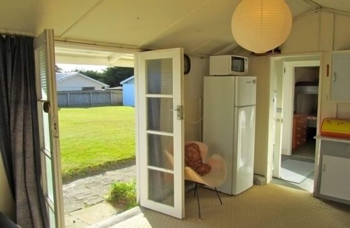 Waitarere Beach House | Palms Bach - Waitarere Beach Bach