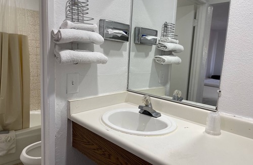 Palmdale Hotel | Palms Inn & Suites