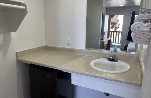 Palmdale Hotel | Palms Inn & Suites