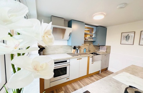 Westleigh House | Palms34! Great Central Location 5 mins walk 2 beach