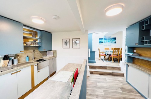 Westleigh House | Palms34! Great Central Location 5 mins walk 2 beach