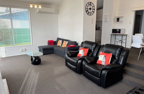 Palmerston North House | Palmy Hideaway - Dog Friendly