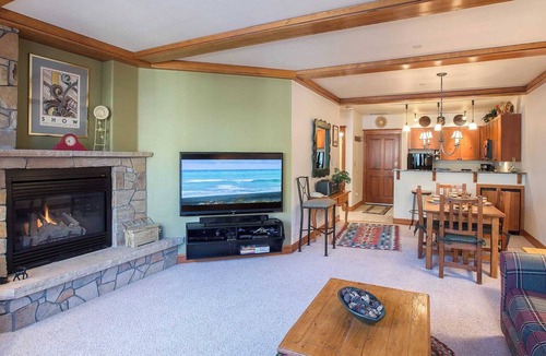 Mountain Village Cottage | Palmyra 4G by Avantstay Close to the Slopes & Town!