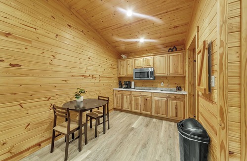 Jones Mills Cabin | Pam's Treehouse Cabin #1