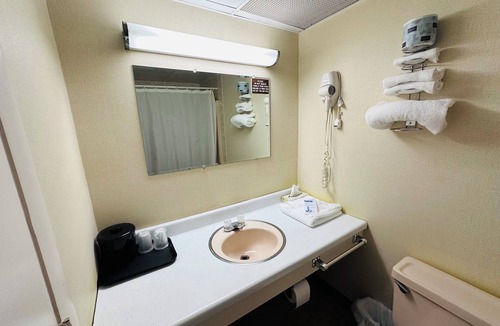 Sherman Station Hotel | Pamola Motor Lodge