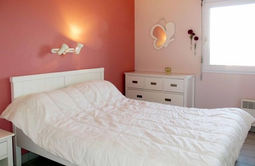 Saint-Jean-de-Monts Apartment | Pamplemousse Face Mer by Interhome