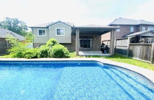 Niagara Falls House | Panda Princess Villa! 5 Bedrooms + 3 full bathrooms.