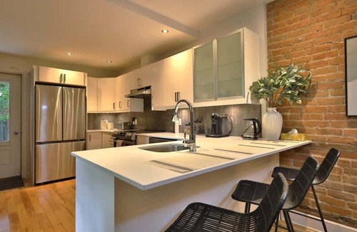Sainte-Marie Apartment | Panet – Chic 3BR Apt with Exposed Brick wall