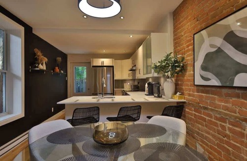 Sainte-Marie Apartment | Panet – Chic 3BR Apt with Exposed Brick wall