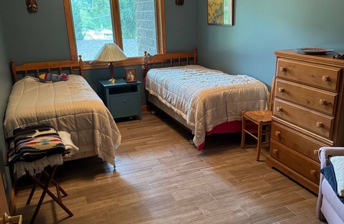 Panora House | Panorama Lake House Retreat - Sleeps 12