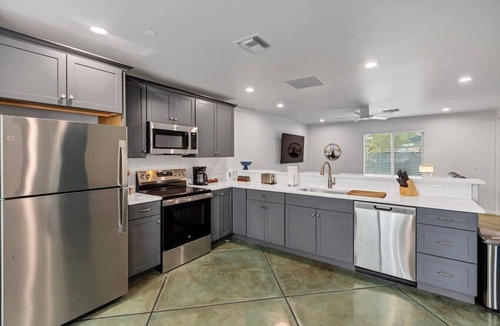 Menlo Park House | Panoramic Balcony Views | Pet-Friendly Casita