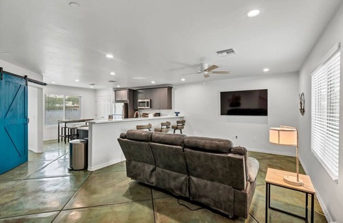Menlo Park House | Panoramic Balcony Views | Pet-Friendly Casita