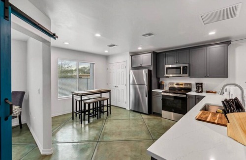 Menlo Park House | Panoramic Balcony Views | Pet-Friendly Casita