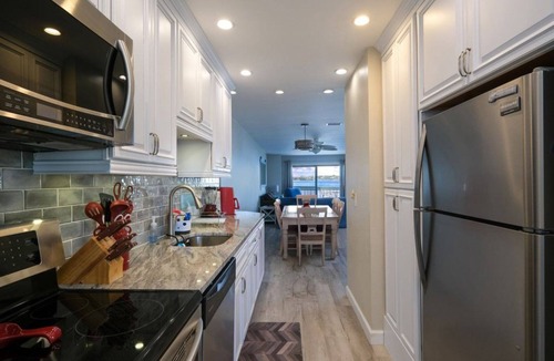 Bradenton Beach Condo | Panoramic bay views! 3-minute walk to beach!