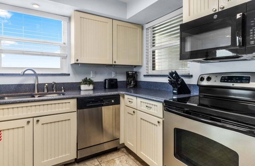 Satellite Beach Condo | Panoramic Beachfront Views – Ground-Floor Corner Condo, Pool Access & Steps to Beach 🏝️