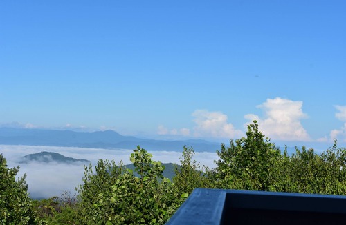 Skyland Cabin | Panoramic Blue Ridge Mountain Views & Rolling Meadows Retreat