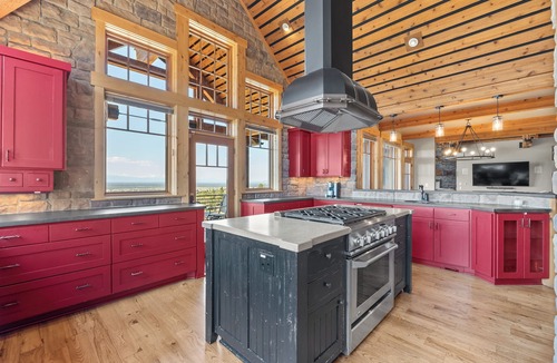 Powell Butte House | Panoramic Cascade Views from a Sprawling Residence in Brasada Ranch