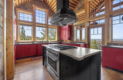 Powell Butte House | Panoramic Cascade Views from a Sprawling Residence in Brasada Ranch