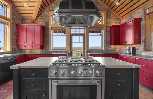 Powell Butte House | Panoramic Cascade Views from a Sprawling Residence in Brasada Ranch