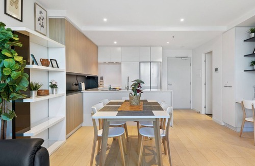 Flemington Apartment | Panoramic City Views, Steps from Racecourse