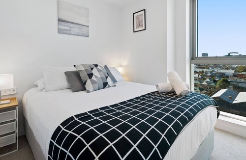 Flemington Apartment | Panoramic City Views, Steps from Racecourse