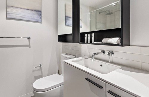 Flemington Apartment | Panoramic City Views, Steps from Racecourse