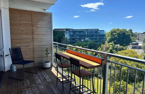Hamilton Lake Apartment | Panoramic City Views in a Modern Central Apartment