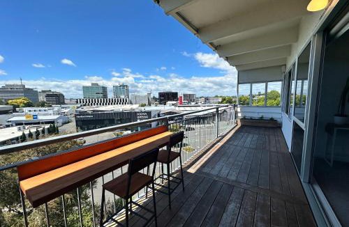 Hamilton Lake Apartment | Panoramic City Views in a Modern Central Apartment