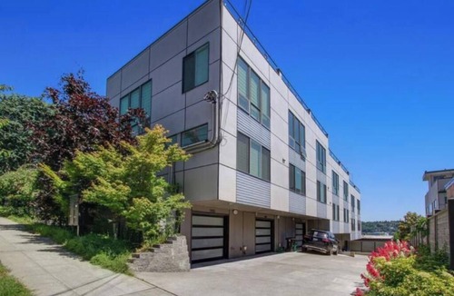 East Queen Anne House | Panoramic City Views Steps to Space Needle & SLU