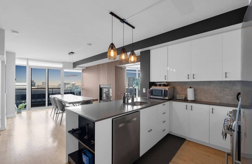 Cabbagetown Hotel | Panoramic CN Tower View - Amazing 3BR - Free Parking