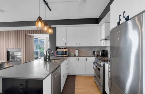 Cabbagetown Hotel | Panoramic CN Tower View - Amazing 3BR - Free Parking
