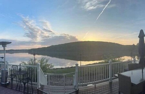 West Milford House | Panoramic Cottage On the Lake