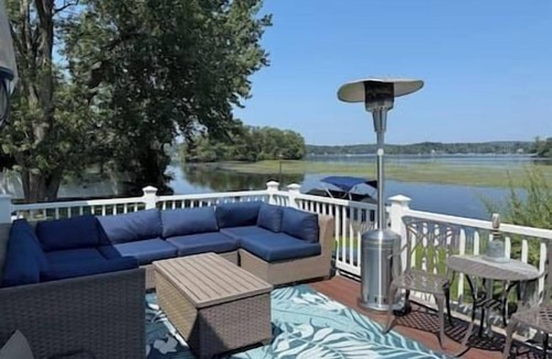 West Milford House | Panoramic Cottage On the Lake