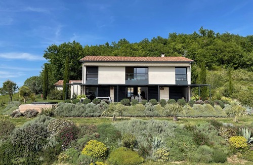 Mansonville Villa | Panoramic Countryside Villa (pool/jacuzzi)