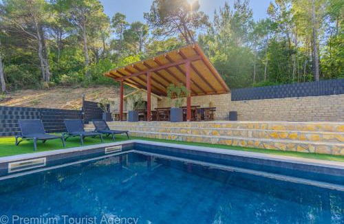 Donji Karin Apartment | Panoramic Forest Retreat with Pool and Seaview
