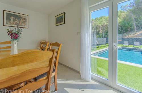 Donji Karin Apartment | Panoramic Forest Retreat with Pool and Seaview