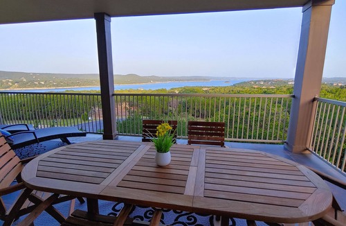 Jonestown Condo | Panoramic Lake Travis Escape – 3BR 3BA Unit w Lake View Balcony & Resort Pools