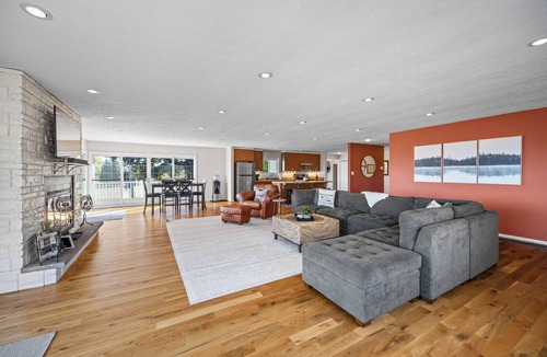 Town of Torrey House | Panoramic lake view retreat with firepit! Centrally located on Wine Trail!