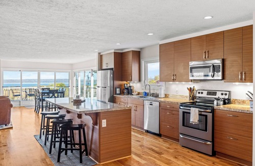 Town of Torrey House | Panoramic lake view retreat with firepit! Centrally located on Wine Trail!